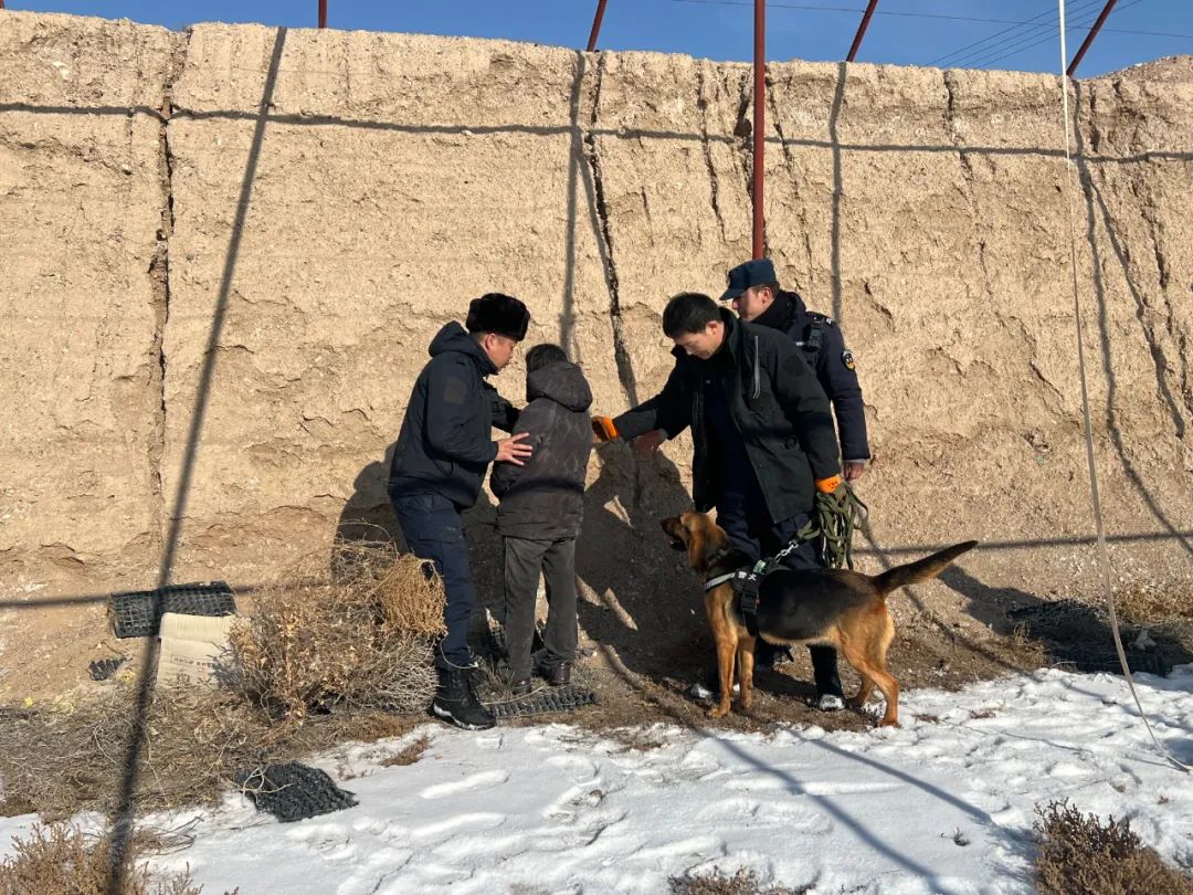 新疆和硕县公安局警犬成功找回失踪一天一夜的女子